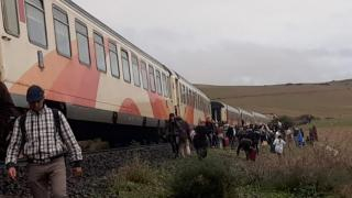 بسبب الفيضانات | إنفصال مقطورات من القطار المتوجه إلى وجدة بسيدي حرازم + صور