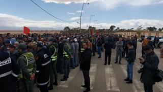 بمئات المتظاهرين | ساكنة حي حمرية تحتج أمام عمالة جرسيف ضذ قرار إعادة إيواء أسرتين في بقعة واحدة + فيديو