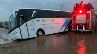 أبي الجعد | الفيضانات تحاصر حافلة لنقل المسافرين ساعة الإفطار + صور