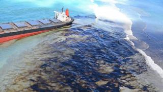 قبالة سواحل تونس | غرق سفينة شحن تحمل 750 طن من وقود و إنقاذ 07 من أفراد طاقمها