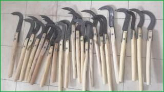 خطير | حجز 23 ساطور موجه للحرم الجامعي وإعتقال طالبين وسائق تاكسي بأكادير