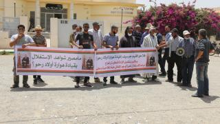 جرسيف | الحرمان من شواهد الإستغلال يدفع بفلاحي هوارة أولاد رحو للإحتجاج أمام مقر القيادة + فيديو