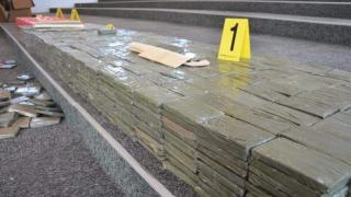 إقليم المحمدية | إحباط عملية تهريب طنين و490 كلغ من مخدر الشيرا على متن شاحنة للنقل الطرقي للبضائع + صور