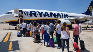 فرنسا | طائرة “ريانير” تطير قبل موعدها و تنسى 50 مهاجرا مغربيا بالمطار