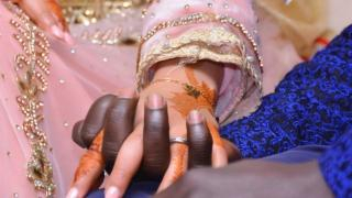 العشرة عندها ناسها | سينغالي يعاود الزواج بطليقته المغربية بعد سماعه بإصابتها بالسرطان