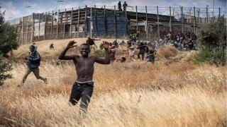 الناظور | 11 شهرا حبسا نافذا وغرامات مالية تلاحق مقتحمي “سياج مليلية”