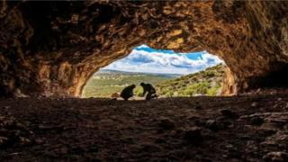 تعود إلى 150 ألف سنة | فريق دولي يعثر بالصويرة على أقدم قطع حلي في العالم