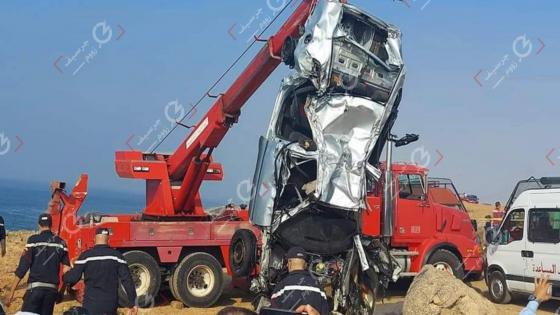 بعد أن عمد صاحبها إلى الإرتماء بها بالبحر | إنتشال السيارة الغارقة في بحر الرباط و على متنها جثتين + صور