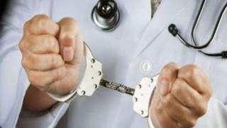 فاس | فرقة أمنية تداهم مصحة خاصة و توقف طبيبا متلبسا بمحاولة إجهاض فتاة قاصر