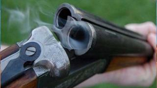 بعد فاجعة برشيد | شخص يطلق النار على أسرته بسطات ويخلف سقوط 3 قتلى