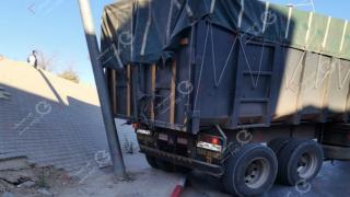 جرسيف | شاحنة رموك تقطع حركة السير بالممر تحت أرضي عند مدار فيسون + صور