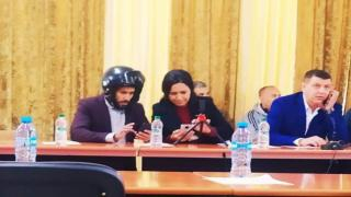 تاوريرت | مستشار يحضر دورة المجلس الجماعي مرتدياً خوذة “خوفا من إستعمال العنف”