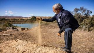 لأول مرة في التاريخ | نهر ملوية يعجز عن بلوغ مصبه بسبب الجفاف .. وخبير يعزو ذلك للإفراط في الإستهلاك