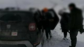 بالصور..فرق التدخل تنقذ 9 أشخاص حاصرتهم التساقطات الثلجية بإملشيل