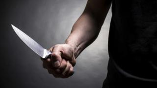 إقليم الناظور .. زوج يقدم على طعن زوجته بالسلاح الابيض وسط الشارع العام