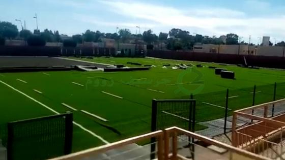 بالفيديو | ملعب المسيرة الخضراء في حلة جديدة بعد بداية أشغال تكسيته بالعشب الإصطناعي