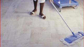 برلمانية تفجر فضيحة | عاملات النظافة بمجلس المستشارين يعملن بـ1600 درهم ويوقعن على توصلهن بـ3000 درهم