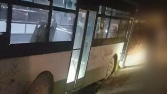 بالفيديو | حافلة للنقل الحضري تعلق بالوحل أثناء عودتها من دوار سيدي بن جعفر صوب وسط جرسيف