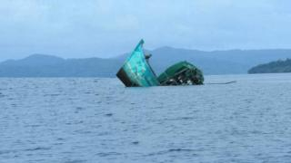 طرفاية | مصرع 04 بحارة و إنقاذ 03 آخرين في تحطم قارب صيد تقليدي على متنه 14 بحارا