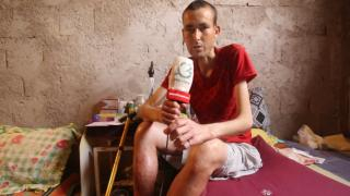 منذ 14 عاما | مرض إلتهاب الأمعاء يحول حياة شاب جرسيفي لمعاناة مستمرة + فيديو