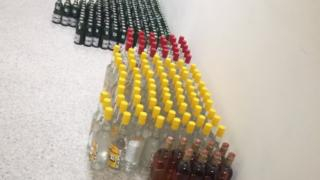 إقليم جرسيف | درك تادرت يحجز 300 قنينة خمور على متن سيارة ويوقف شخصين