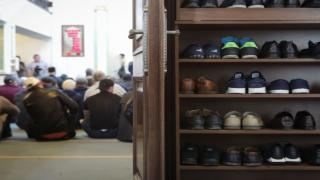 الذاخلة | ضبط ’أستاذ للتعليم الإبتدائي’ يسرق أحذية المصلين من مسجد