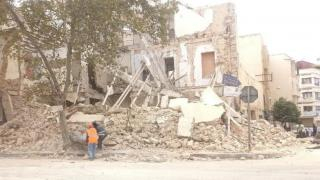 فاس | إصابة 4 عمال بجروح بليغة إثر إنهيار عمارة أثناء هدمها + صور