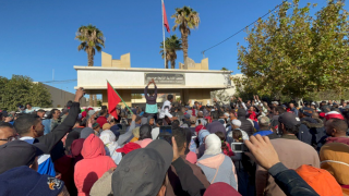 جرسيف | حشود ضخمة من ساكنة حي حمرية تحتج من جديد ضد قرار إعادة إيواء أسرتين في بقعة واحدة + فيديو