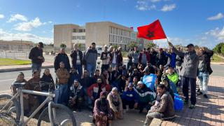 جرسيف | الباعة المتمركزين بجنبات سوق مليلية يحتجون للمطالبة بإنصافهم وتوفير بديل لهم – فيديو –