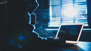 سلا | توقيف متهم بإنتحال صفة فتاة على مواقع التواصل وجر عسكريين لدردشة وعلاقة جنسية قبل تصويرهم