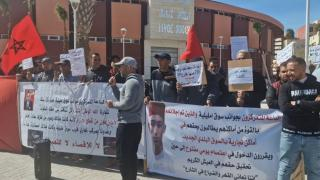 جرسيف | تجار السويقة يحتجون للمطالبة بحقهم في دكاكين بالسوق البلدي المغطى الجديد + فيديو