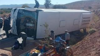 وجدة | قتيل و15 جريحا إثر إنقلاب حافلة لنقل المسافرين بعد إصطدامها بدراجة نارية + صور