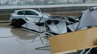 طنجة | إنهيار واجهة عمارة إثر الرياح القوية يخلف مقتل شابة عشرينية + صور