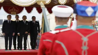 الرباط | جلالة الملك محمد السادس يظهر بعكاز طبي خلال إستقباله ماكرون