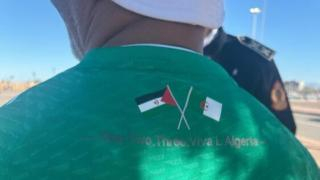 مراكش | توقيف جزائري بسبب لبسه قميصا يحمل علم البوليساريو