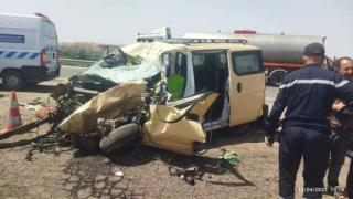 إثر إصطدام بين سيارة أجرة وشاحنة رموك | مقتل شخصين بالطريق السيار مراكش الدار البيضاء + صور