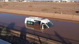 إقليم مراكش | سقوط سيارة إسعاف بقناة مائية يستنفر السلطات