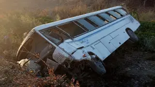 الجزائر | 6 قتلى و22 مصابا في إنقلاب حافلة عمال