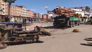 في مشهد صادم | مصرع سائق “تريبورتور” خمسيني تحت عجلات شاحنة ببركان