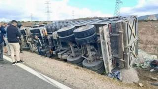 طريق طنجة – تطوان | شاحنة تسحق سيارة زوجين وترديهما قتيلين