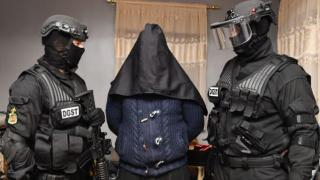 في عمليات متفرقة | “البسيج” يطيح بثلاثة “دواعـ.ـش” للاشتباه في تورطهم في تنفيذ مخططات إرهـ.ـابية