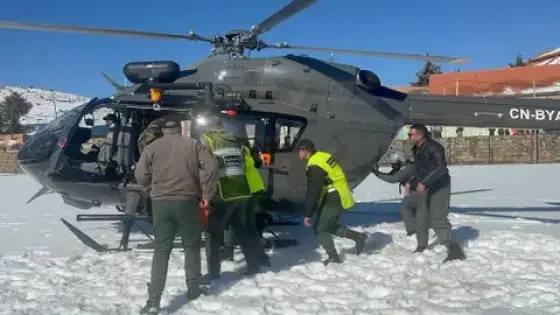 وسط الثلوج الكثيفة | مروحية الدرك تتدخل لإنقاذ 5 مرضى بأزيلال
