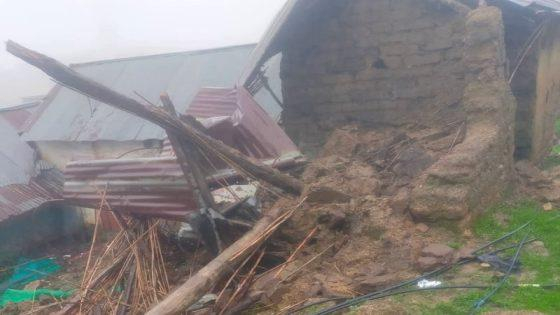 ميدلت | إنهيار منزل طيني يودي بحياة سيدة ثلاثينية