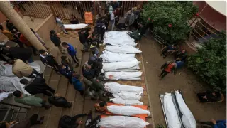 تجمعوا للحصول على المساعدات | أزيد من 104 شهـ ـيد في مجـ ــزرة مــ ـروعة نفذها الإحـ ـتلال بغـ ـزة