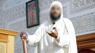 اتهـ.ـمته بعدم الإلتزام بالخطبة الموحدة | الأوقاف توقف خطيباً بالقصر الصغير