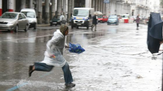 نشرة جوية إنذارية | الأمطار الرعدية تعود للمغرب