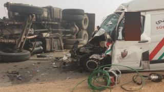 بالطريق الرابط بين العيون وطانطان | مصرع شرطي في إصطدام بين سيارة أمن وشاحنة