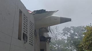 فوق مبنى سكني | تحطم طائرة هندية تقل 272 راكبا دقائق بعد إقلاعها