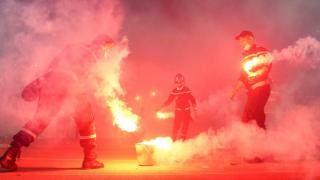 خلال الديربي البيضاوي | الشهب النارية تتسبب في بتر 04 أصابع من يد مشجع