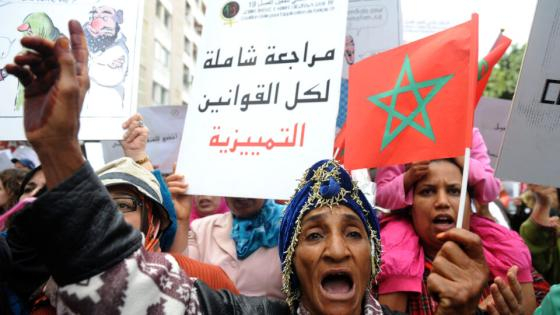 Moroccan women shout slogans during a protest calling for gender equality as they mark International women's day in Rabat on March 8, 2015. The placard reads in Arabic: "A comprehensive review of all discriminatory laws" AFP PHOTO / FADEL SENNA (Photo by FADEL SENNA / AFP)